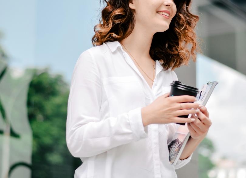 Ce face o zi de birou dinților tăi? 7 obiceiuri care îți afectează zâmbetul